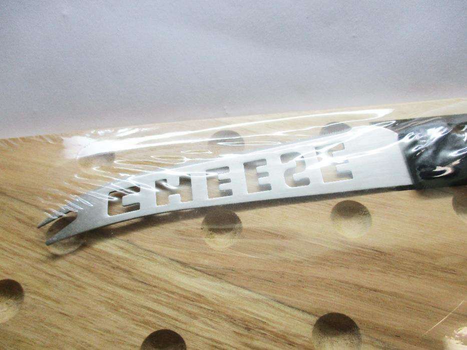 Tábua de Madeira e Faca para Queijo