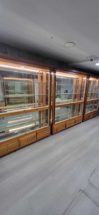 Conjunto  de 6 vitrines em madeira maciça.