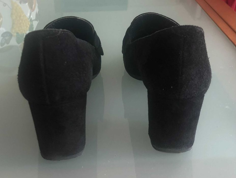 Sapato preto de camurça