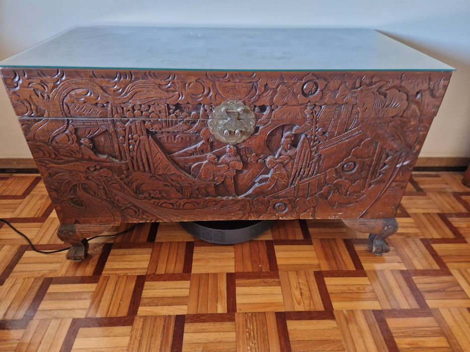 Arca chinesa de cânfora completa e com vidro