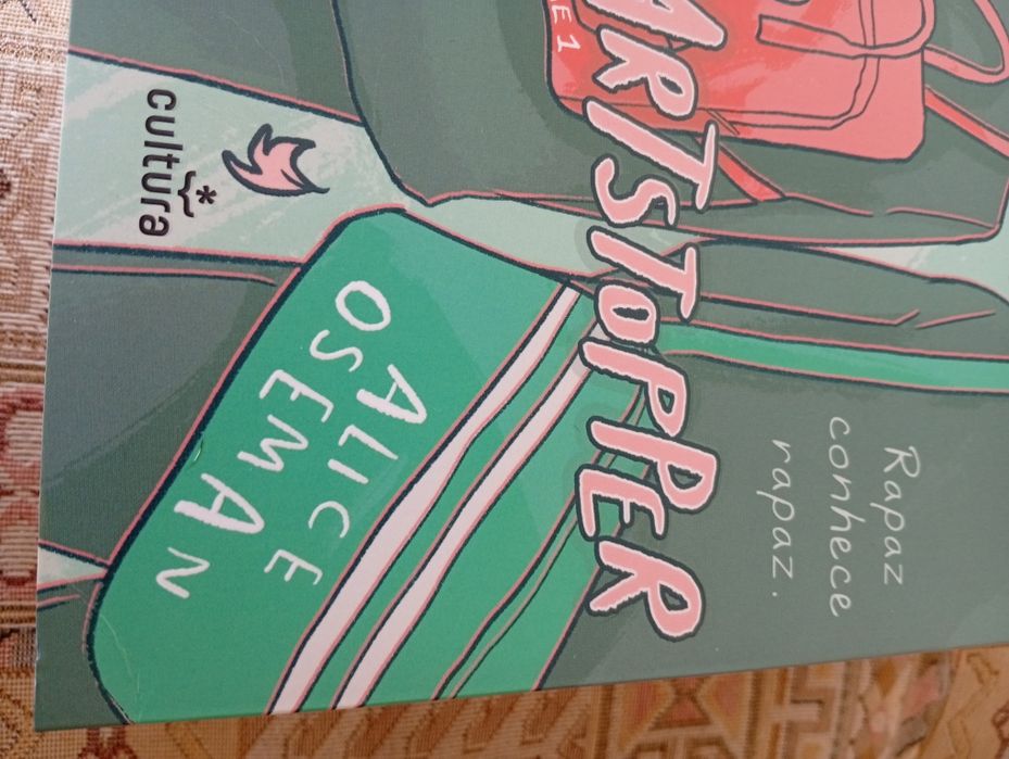 Vendo os 3 primeiros volumes da coleção "Heartstopper", de Alice Oseman