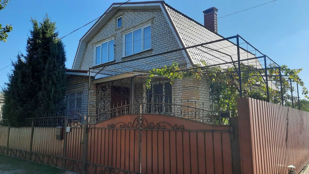 Продається двоповерховий будинок.