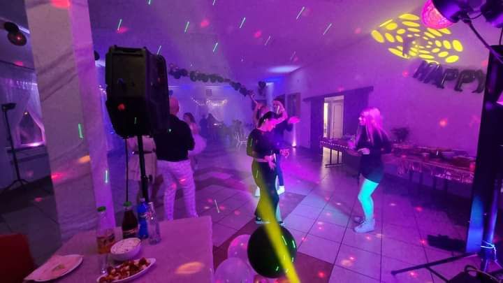 DJ Przemeq i konferansjer Hatgolab       Muzyka --Światła--Zabawa