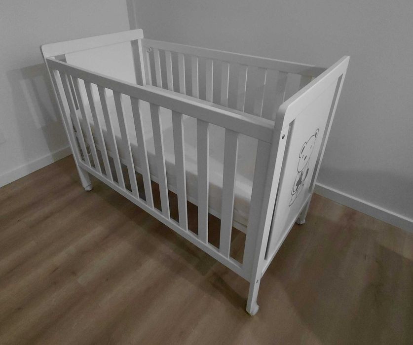 Berço de bebé com colchão