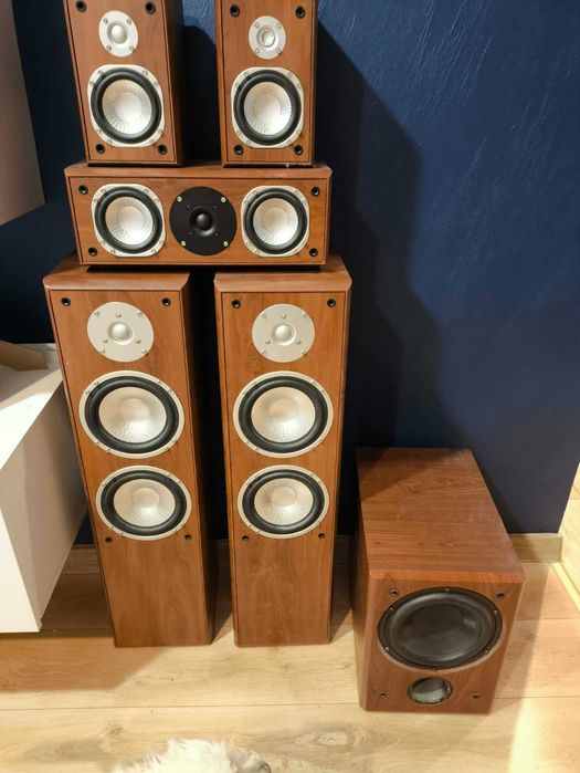 Zestaw kina domowego kolumny, subwoofer oraz wzmacniaczo