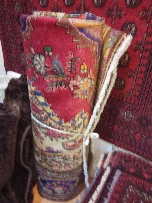 Tapete Persa de cor avermelhada.