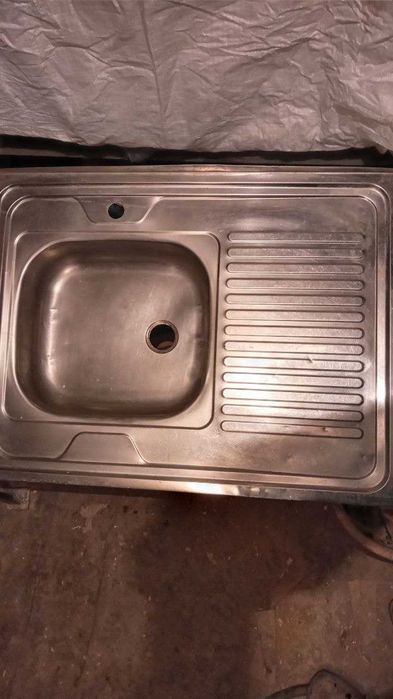 Кухонна мийка з нержавіючої сталі