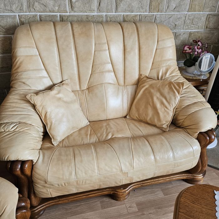 Elegancki komplet mebli wypoczynkowych – skóra + lite drewno