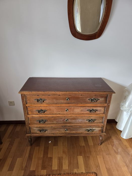 Cama, mesa de cabeceira e cômoda