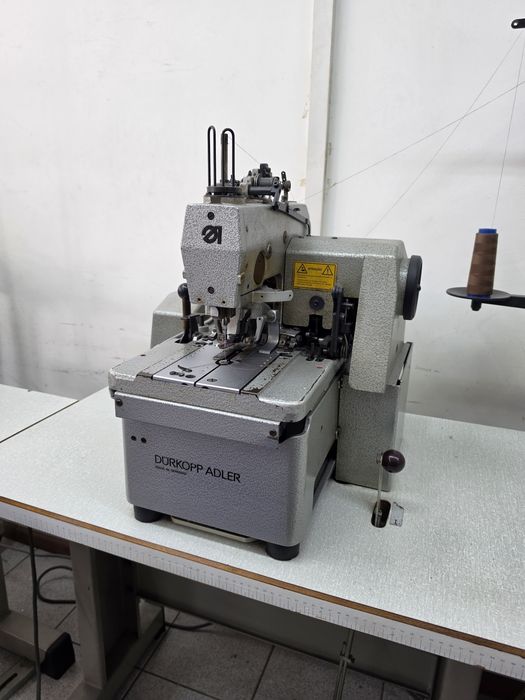Máquina casear de olhal