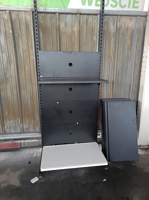 Regał metalowy przyścienny