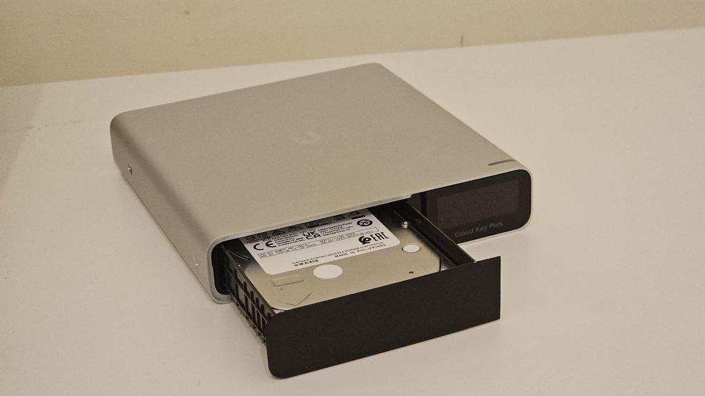 Ubiquiti Unifi сет, роутер плюс контролер