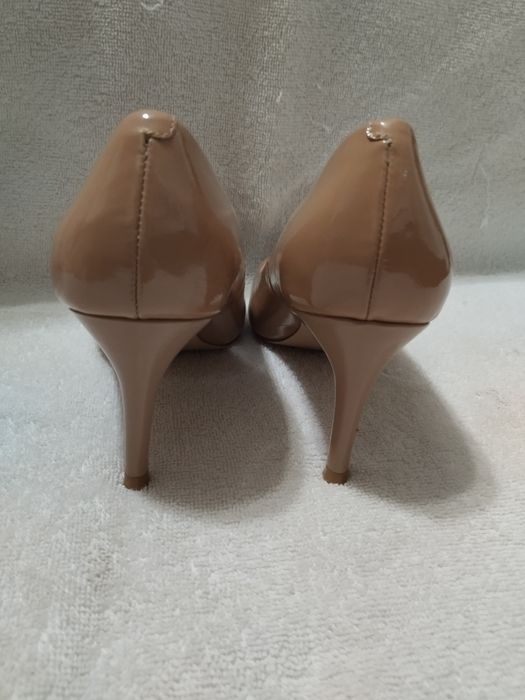 Бежеві туфлі на каблуку