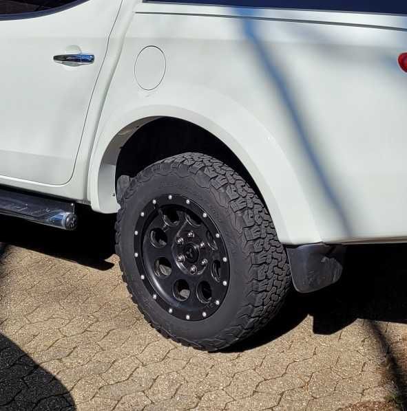 4 Jantes de alumínio de um Mitsubishi L200:  18x9JJ ET20, compatíveis com pneus 245/65 R17 111. Atenção: Os pneus são de tamanho superior ao normal