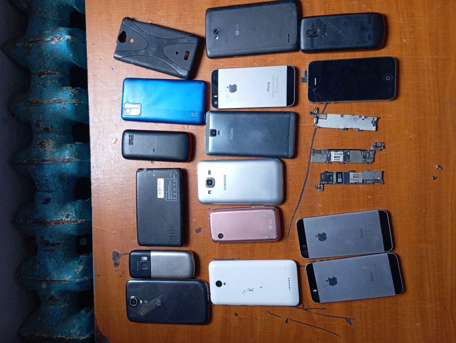 Продам телефони на запчасти ли востановления цена за все