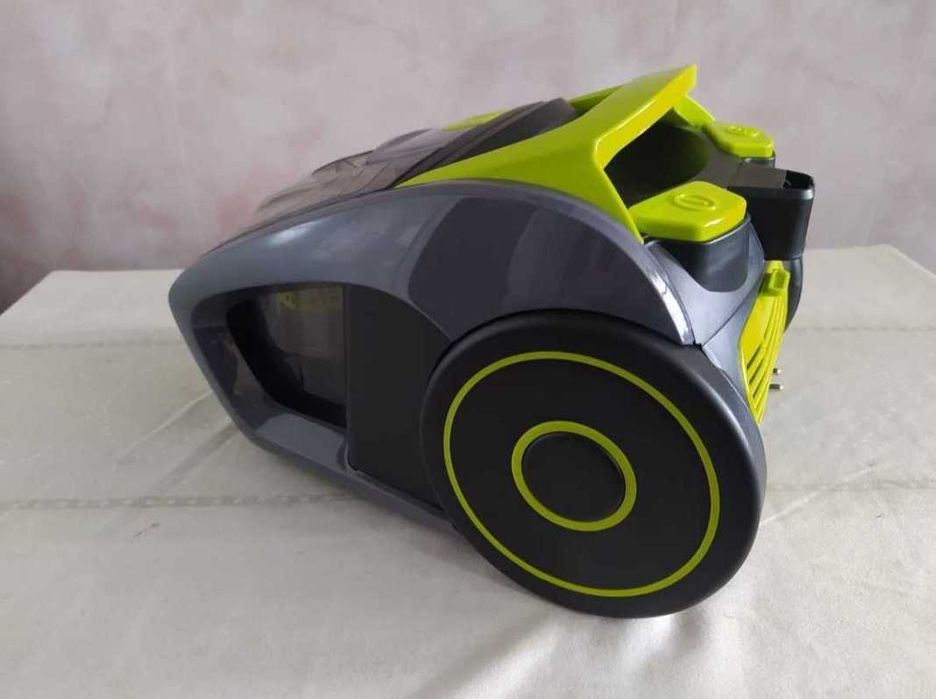 Пилосос новий 4000W без мішковий іде 2 насадки у наборі 2.5л контейнер