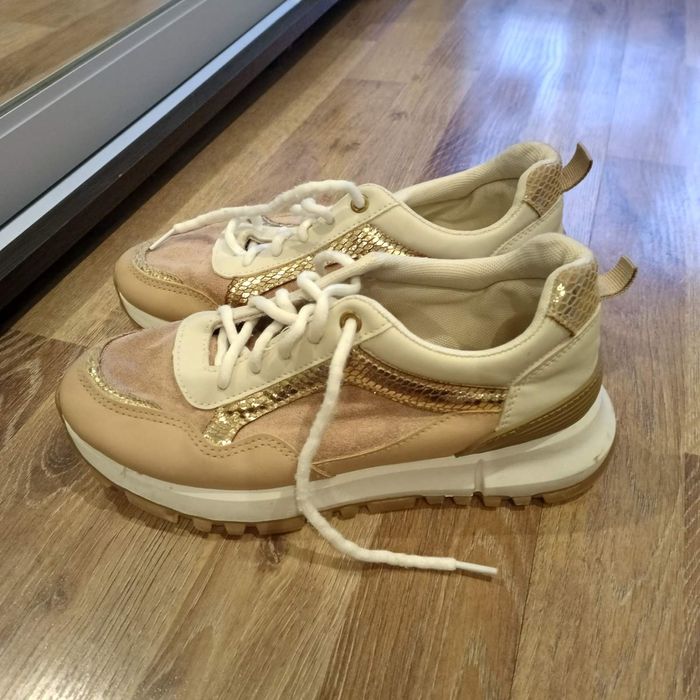 Кросівки жіночі в