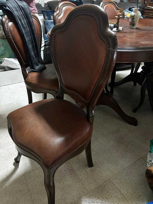 Conjunto de mesa e cadeiras
