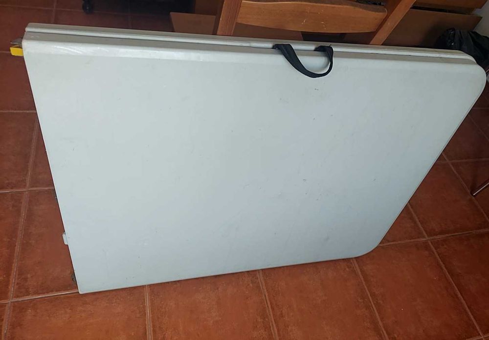 Tenda e mesa dobrável em bom estado
