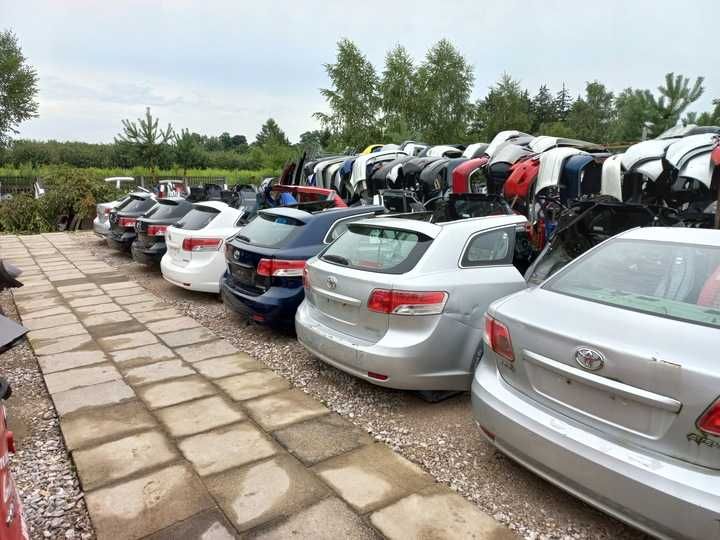 Бампер передній TOYOTA Avencis T27 розборка ТОЙОТА Авенсіс Т27