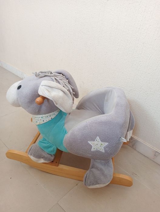 Burro de madeira e pelúcia