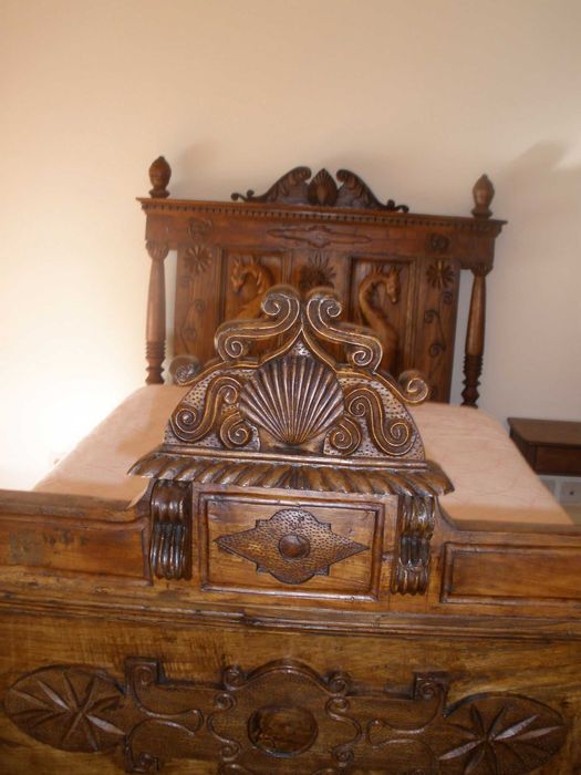 Cama antiga de madeira