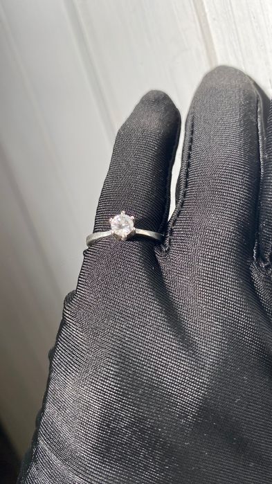 Anel solitário em prata e pedra