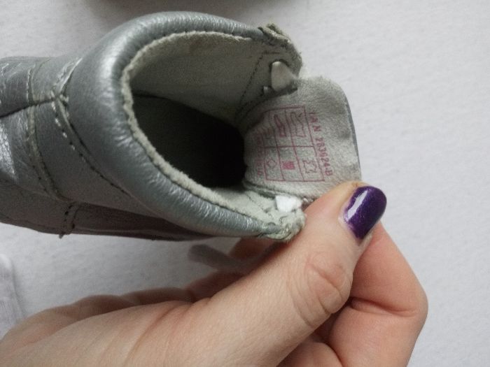 Sprzedam skórzane buciki w kolorze srebrnym rozmiar 18