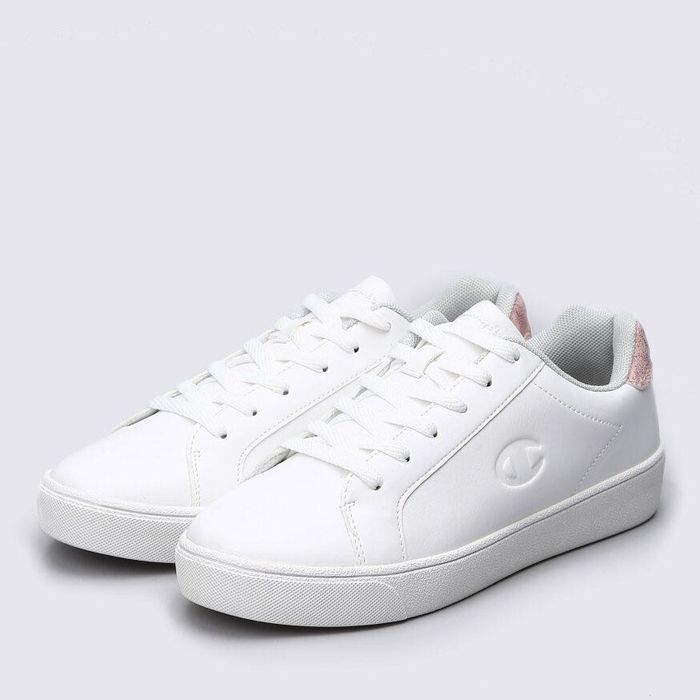 Білі кросівки від Champion – комфортні та стильні.