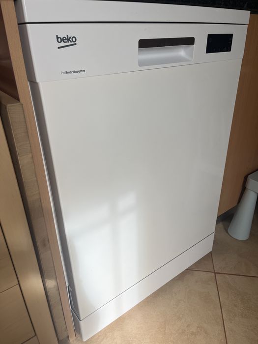 Máquina de lavar loiça Beko DFN16420W (perde água)