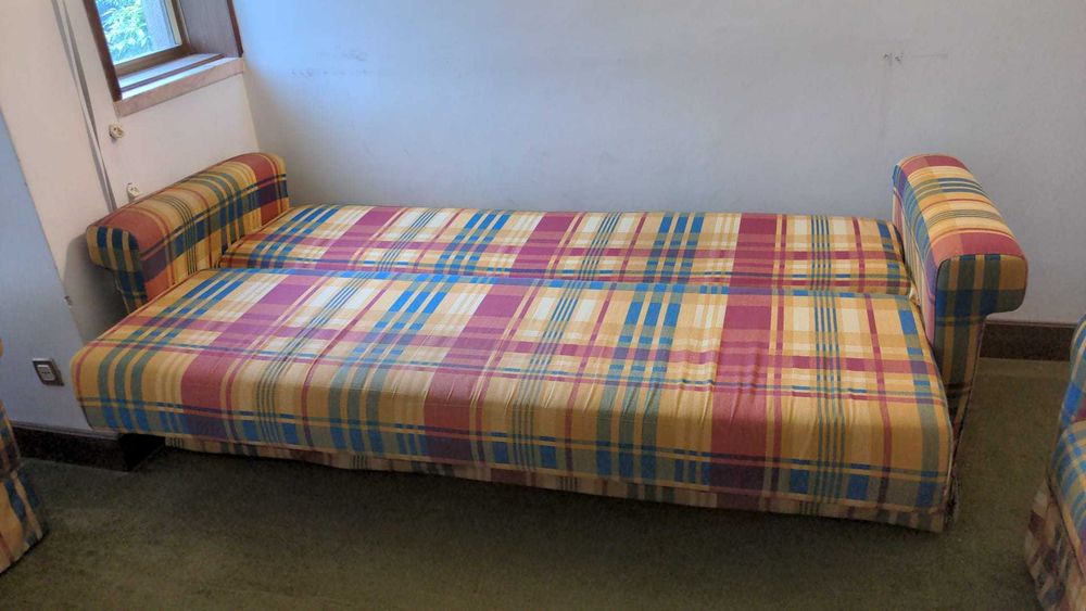 Sofá-cama e 2 poltronas em tecido