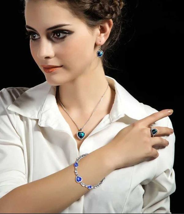 Pulseira com Corações de Cristal Azul e Branco