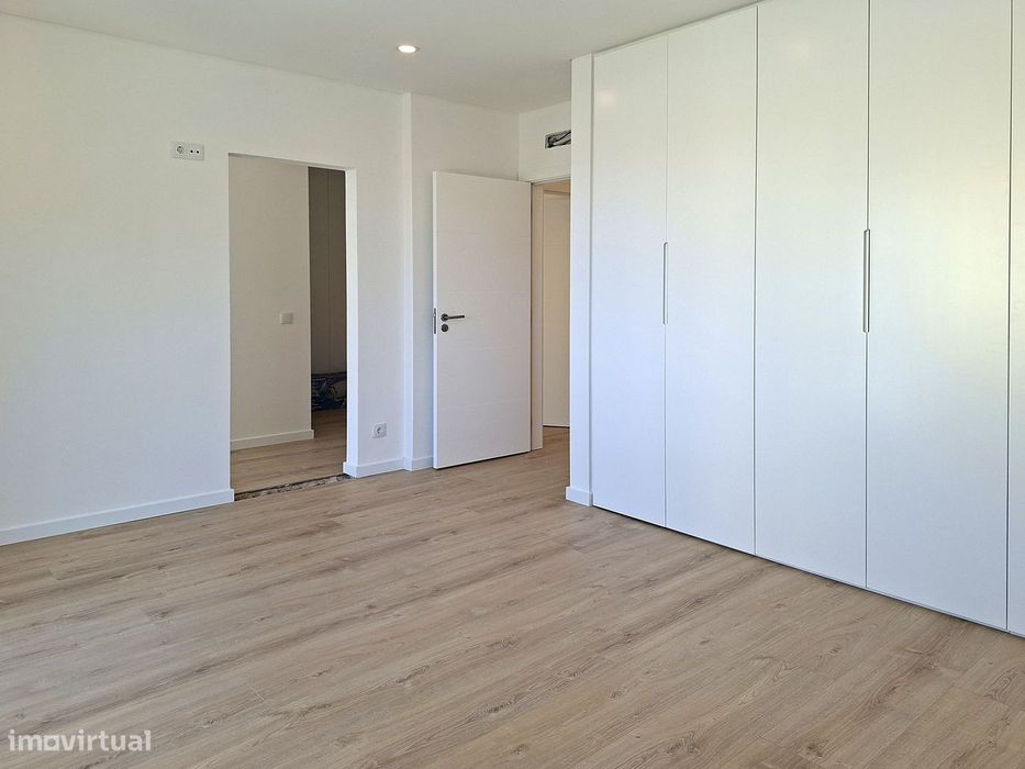 Moradia T3 nova com jardim em São Domingos de Rana