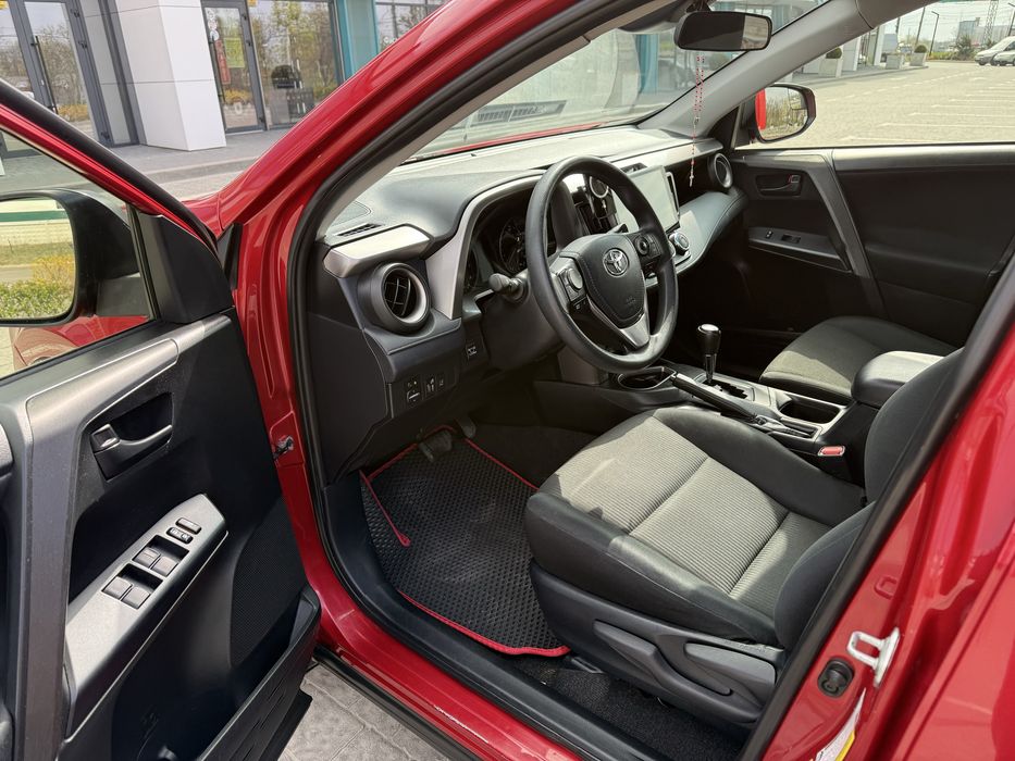Toyota RAV4 2017 рік