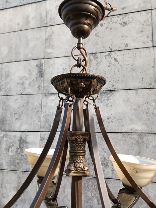 Imponente candeeiro aplicação ao teto, estrutura em bronze com 8 lâmpa