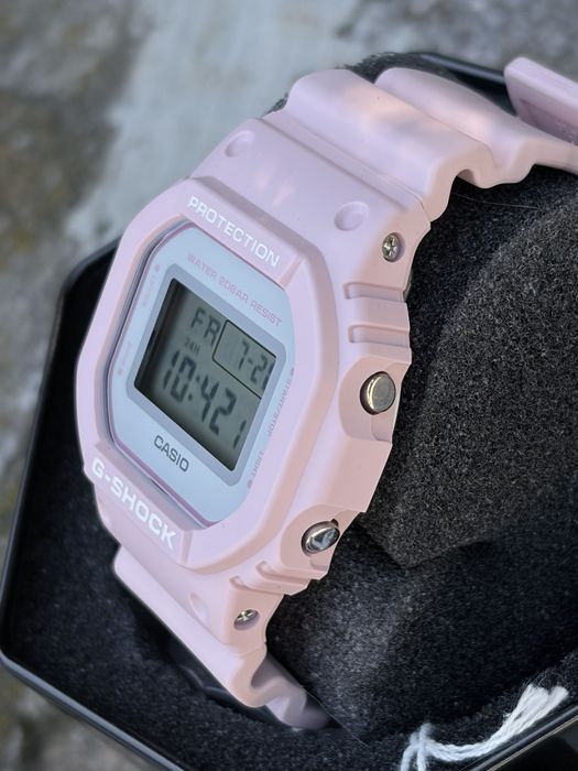 Жіночий годинник CASIO G-SHOCK DW-5600SC-4E.