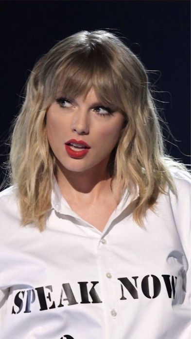 Парик с челкой  и локонами   в стиле Taylor Swivts