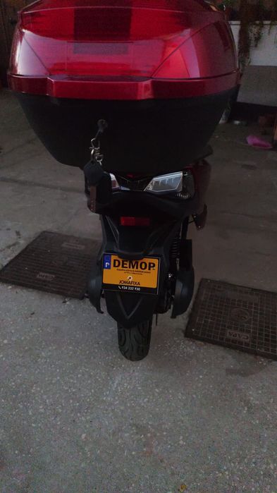 Scooter elétrica nova em folha