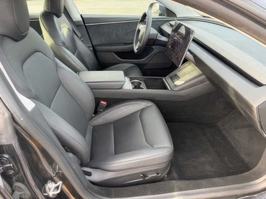 Tesla Model 3      2024