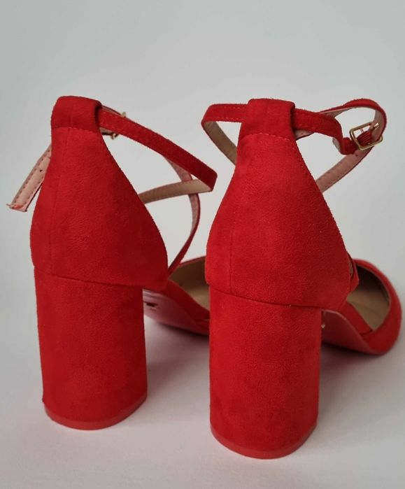 Czerwone Czółenka na słupku DeeZee