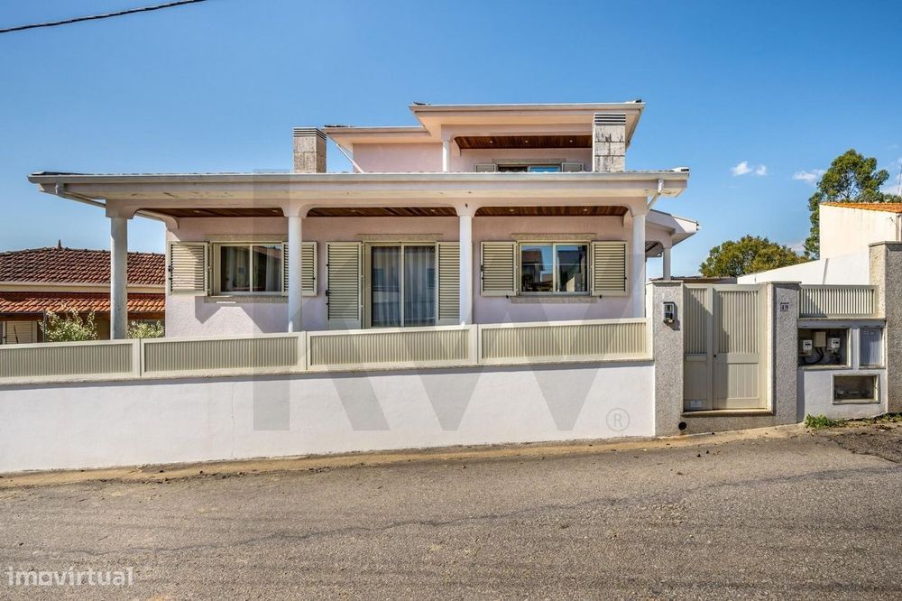 T3 Detached House + T3 Apartment + Independent T1+1 in Canelas