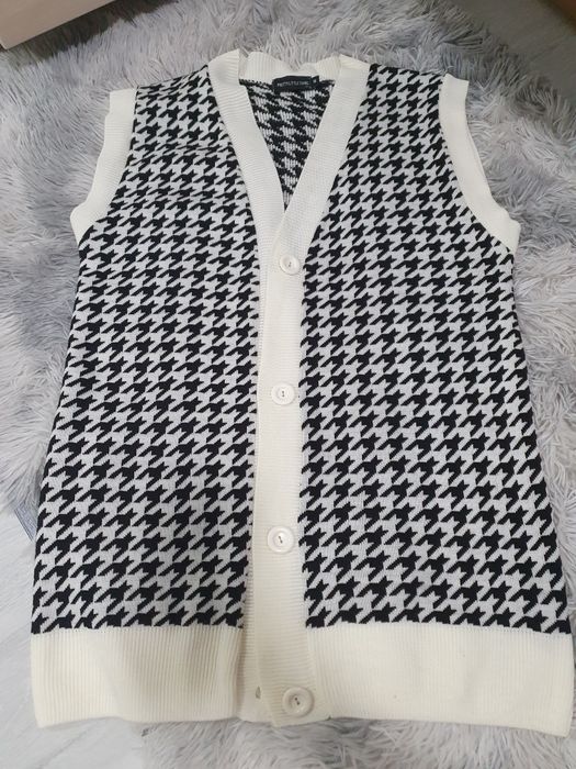 Чорний кардиган із V-подібним вирізом і ґудзиками PRETTY LITTLE THING