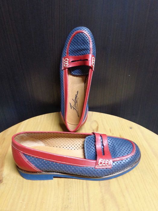 Sapatos azuis e vermelhos