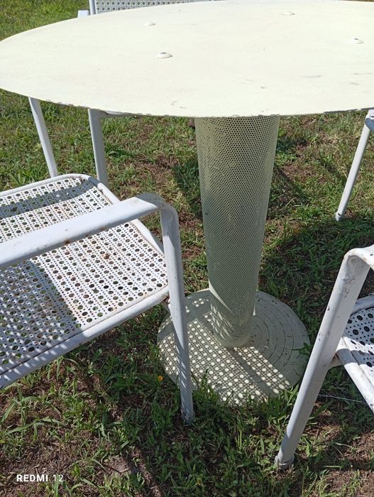 Mesa de ferro e cadeiras