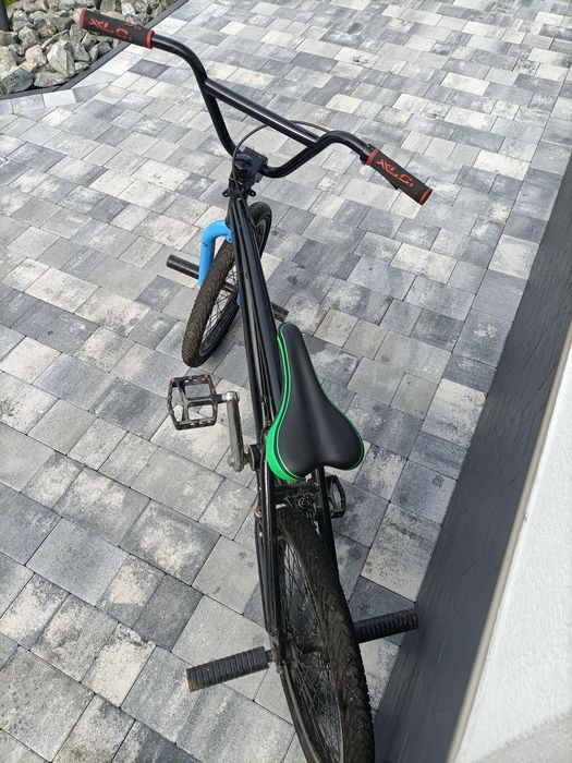 Rower BMX czarny.