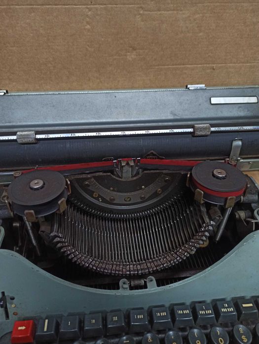 Máquina de escrever Olivetti Lexikon 80