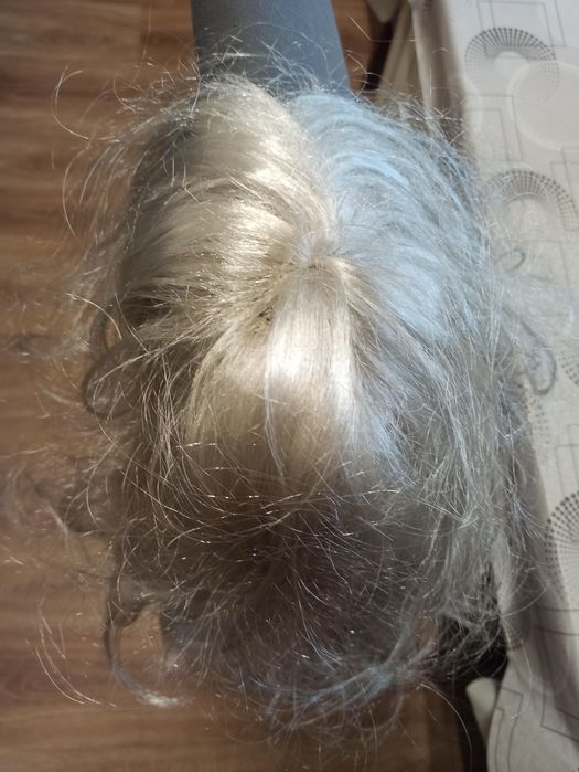 Długa peruka dla białej damy