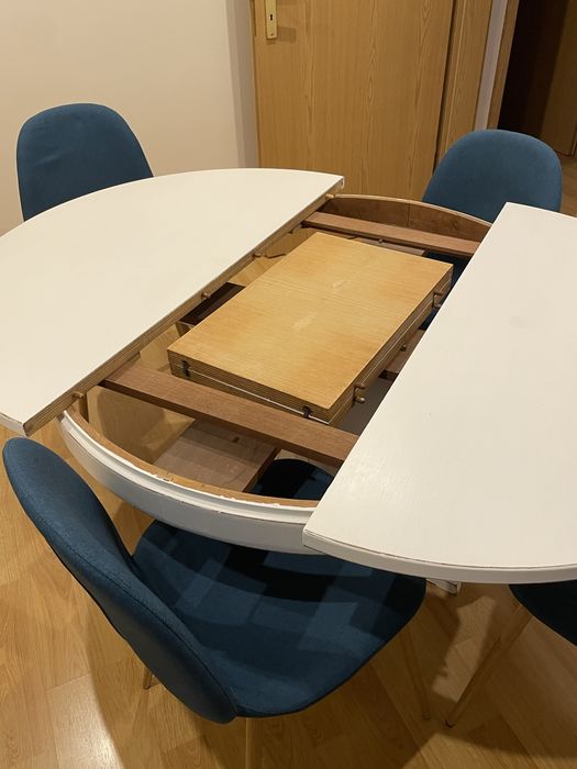 Mesa em madeira e cadeiras