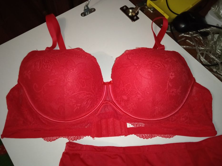 Комплект червоний бюст і бразильяни