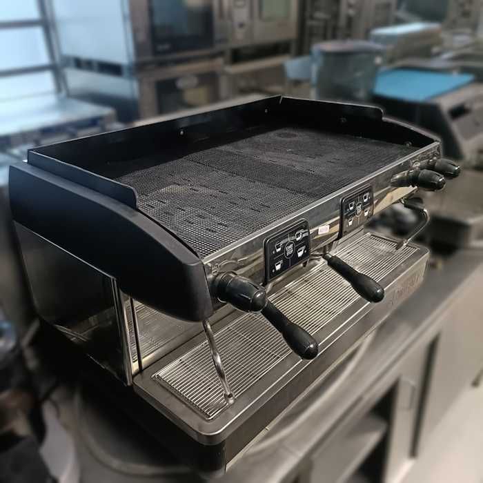 Máquina de café automática La Cimbali M24 com 2 grupos (765x530x500mm)
